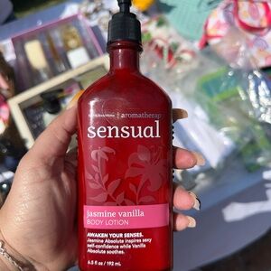 Bath & Body Works Sensual Jasmine Vanilla Lotion - Red